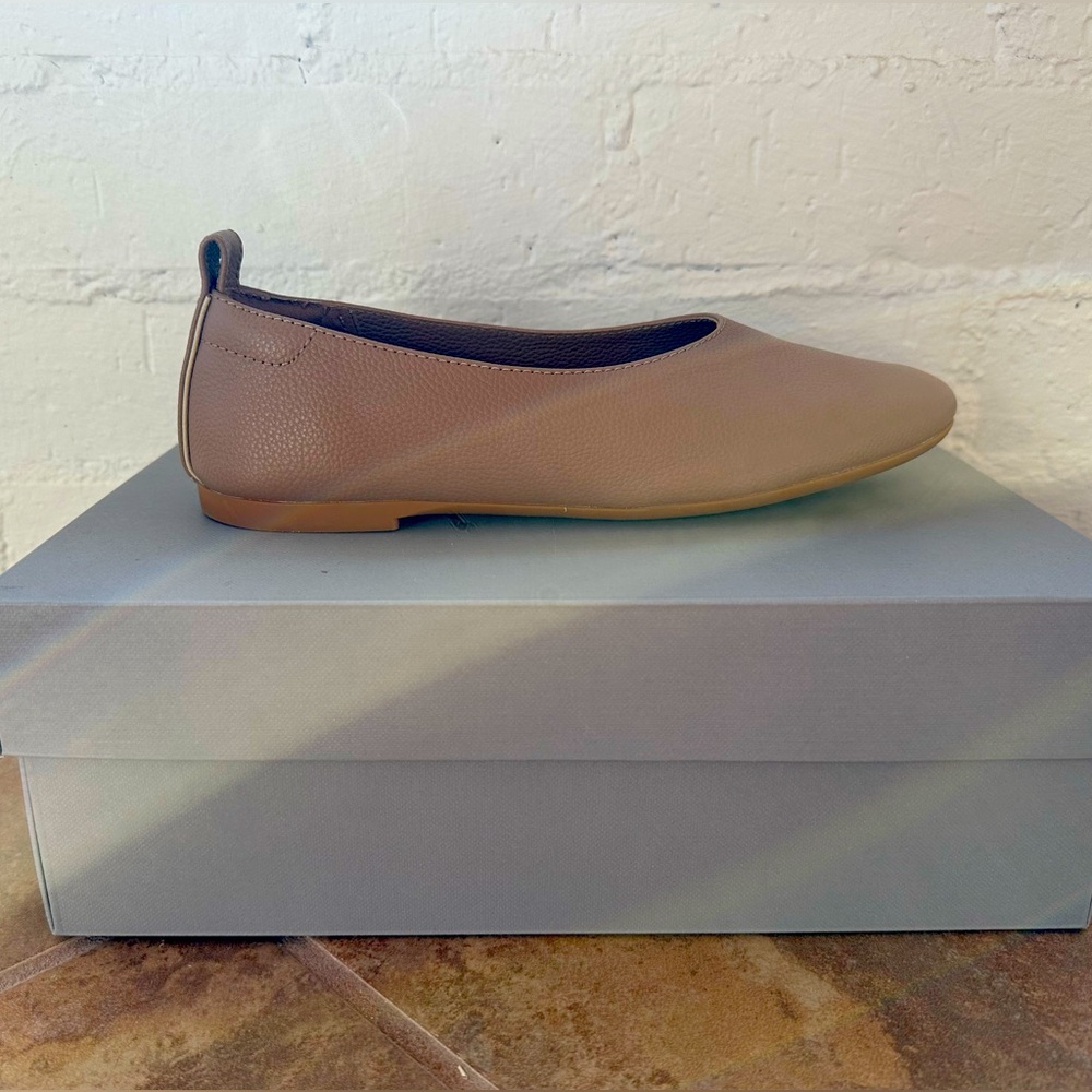 Brand new size 5 Everlane Day Glove in either Tan or Mocha. Worn just to try on.